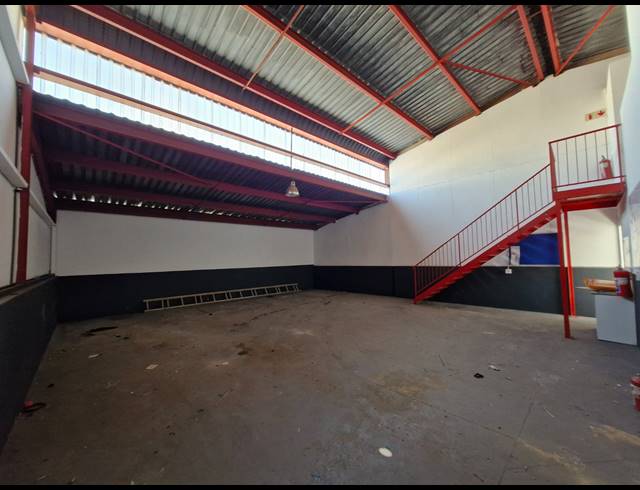 173M² WAREHOUSE TO LET IN JET PARK